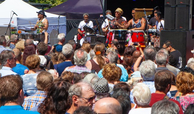 Het plein in het winkelcentrum stond vol met liefhebbers van de muziek van Massada.