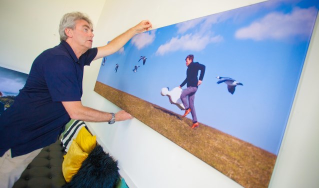 Feiko Koster hangt zijn werk op voor de expositie in deMess.