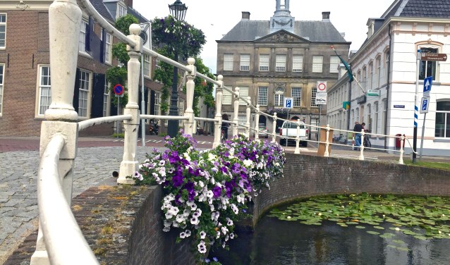 De hanging baskets krijgen twee keer per week water.