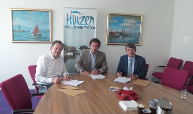 De ondertekening van de contracten door Coen Hagendoorn, wethouder Roland Boom en Bertran Slokker.