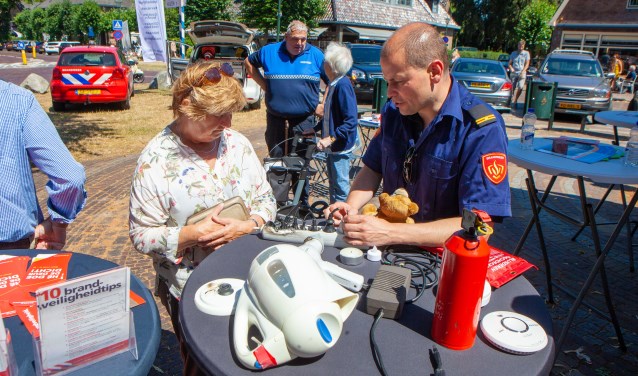 Een bezoeker krijgt tips over brandveiligheid in en om het huis.
