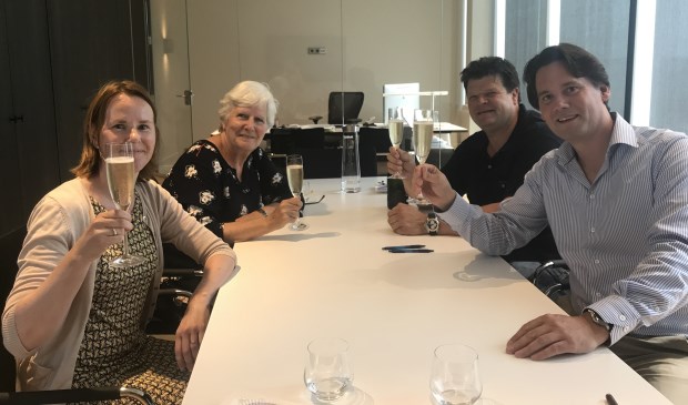 Het glas wordt geheven na de ondertekening.