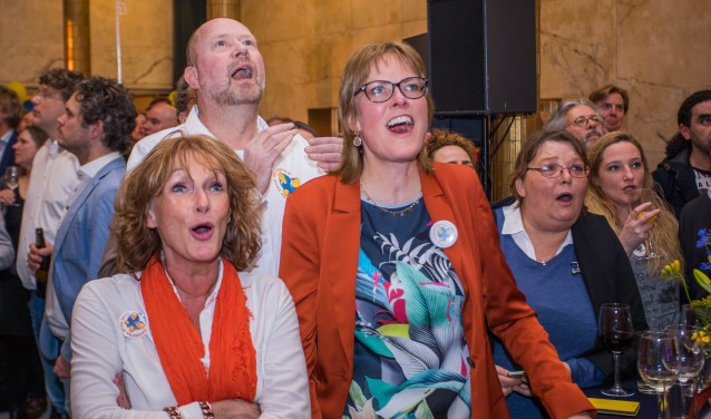 Marjon Heijnen (links) tijdens de verkiezingsavond in maart.