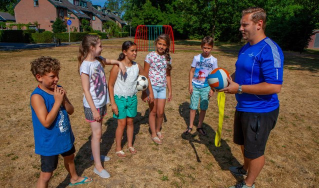Speciaal voor de vakantie nam buurtsportcoach Mike kinderen mee naar het veldje naast de school in plaats van op het plein te sporten.