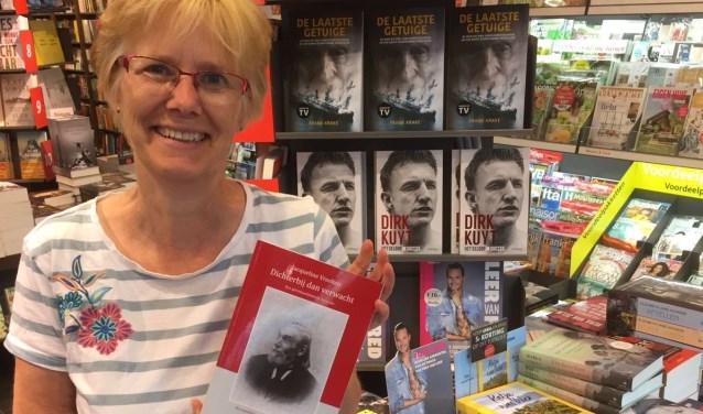 Jacqueline Vreeken met haar boek in Bruna in Diemen.