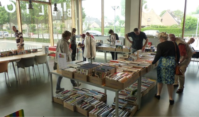 De bibliotheek houdt weer uitverkoop om ruimte te maken voor nieuwe boeken.