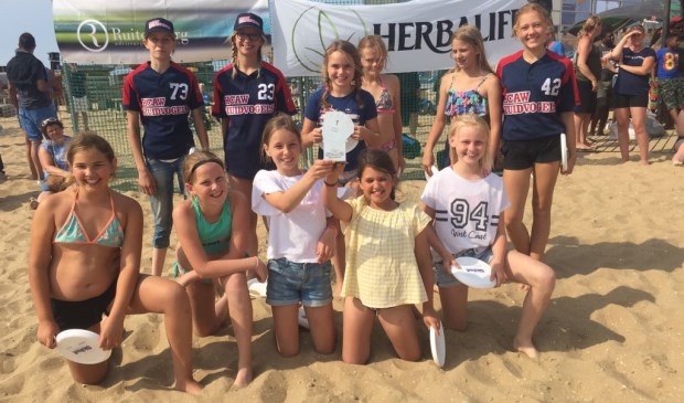 Softballen in het zand ging de meiden goed af.