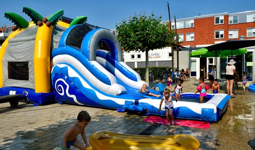 Kinderen vermaken zich in Diemen-Zuid.