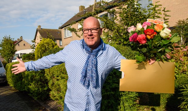 Gaston kwam deze keer deelnemers wonende op de Kaper in Blaricum verrassen met de Straatprijs.