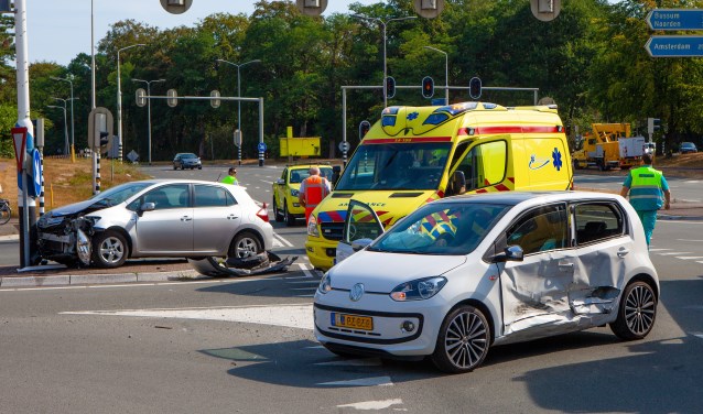 Flinke schade en twee gewonden bij een aanrijding bij de oprit naar de A1.