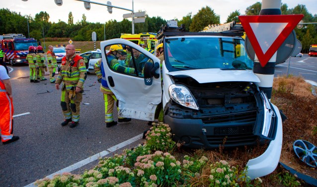 Een van de voertuigen was tegen een paal tot stilstand gekomen.