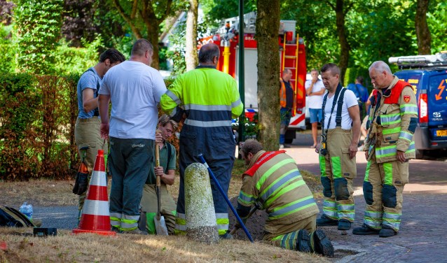 Direct begon de brandweer met het zoeken naar het lek. Inmiddels is Liander ook ter plaatse.