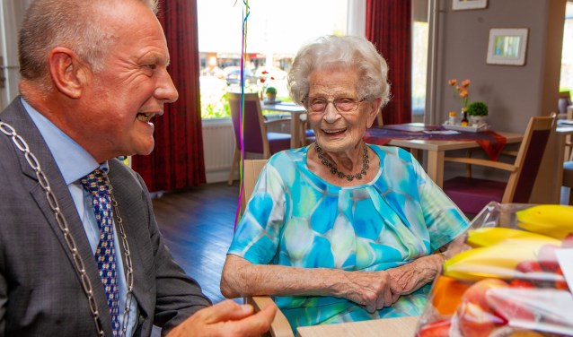 De burgemeester en Fred gezellig in gesprek.