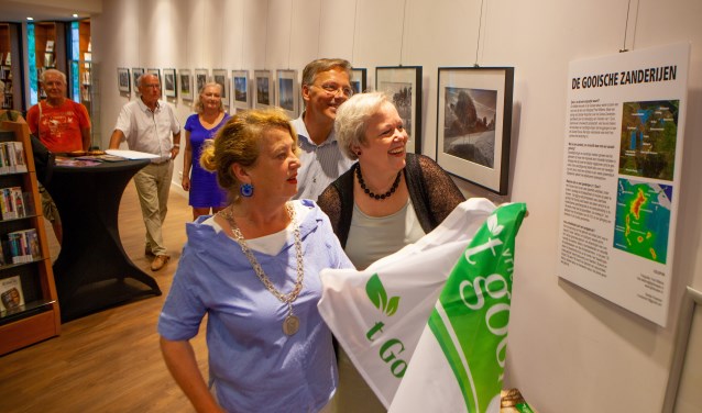 Burgemeester Rinske Kruisinga en rentmeester Karen Heerschop openen de foto-tentoonstelling van Fred Willems.