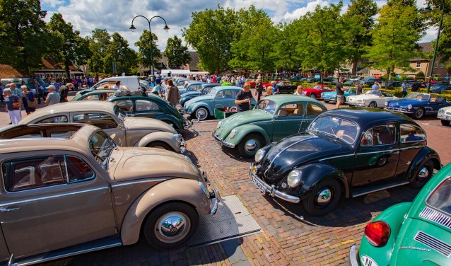 Honderden VW kevers zijn weer te bewonderen op het grote parkeerterrein van Plein 1945 in Laren.