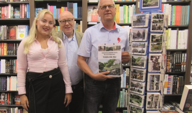 Else-Meike, Antoon Bruggeling en Henk Liebe met de kalender.