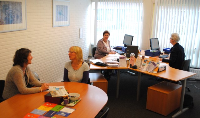 Pietje Vlot van Versa (links) in gesprek met een vrijwilliger.