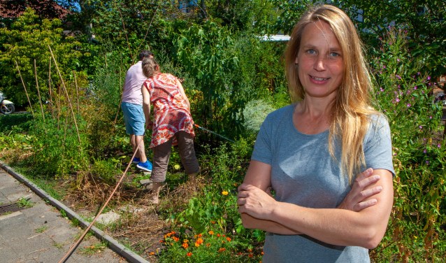 Lisa Schonewille in de moestuin achter de Koepelkerk.