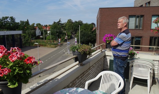 Jaap van Hassel op zijn balkon in het Bussum-complex aan de Brinklaan.