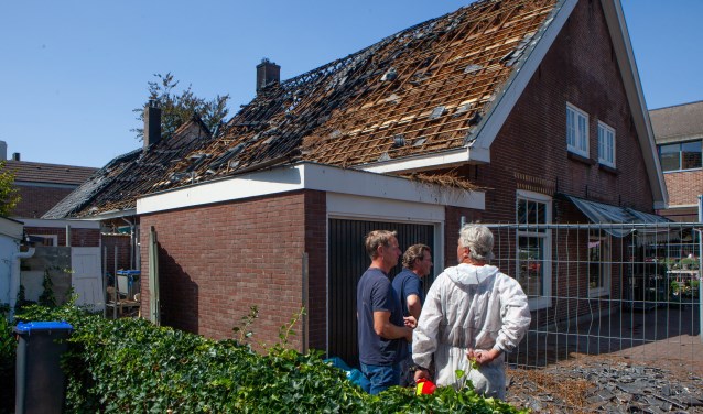 De politie is druk bezig met onderzoek naar de brand.