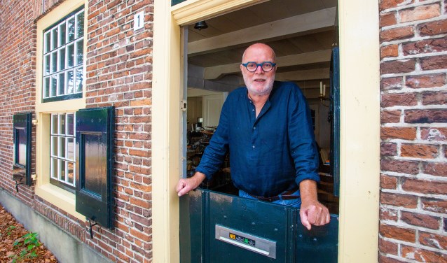 Gerard Wortel in de deuropening van zijn boerderij aan de Kerkstraat.
