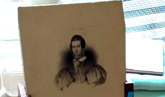 De steen blijkt een bijzondere lithosteen uit 1834 te zijn.