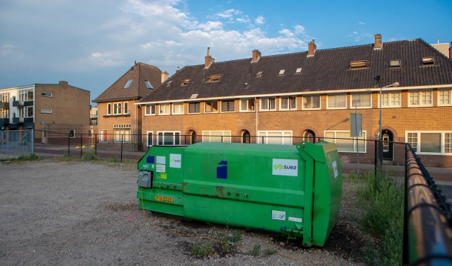 De container staat op zo'n twaalf meter van de huizen op de Kapelstraat af.