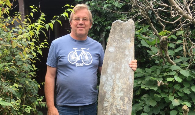 Guus Kroon met de propeller voor het monument.