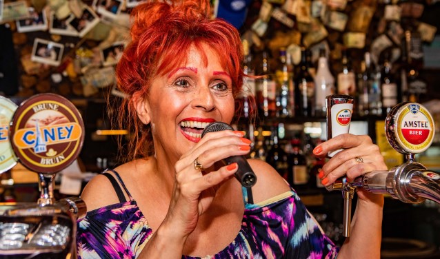 Monica Tijdink is onder andere bekend als bardame bij de Top2000.