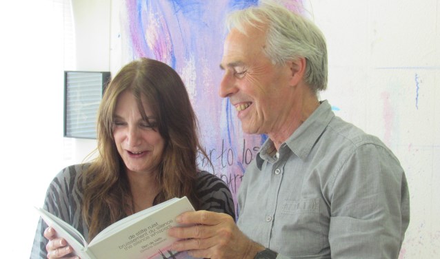 Ben de Veth en Simone Stawicki met hun haikubundel 'De stilte ruist'.