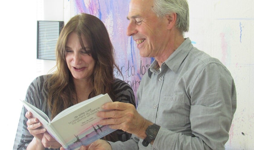 Ben de Veth en Simone Stawicki met hun haikubundel 'De stilte ruist'.