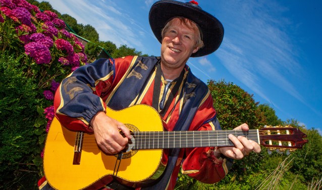 Troubadour Leon Lutterman is 25 jaar artiest en twaalf en een half jaar dirigent.