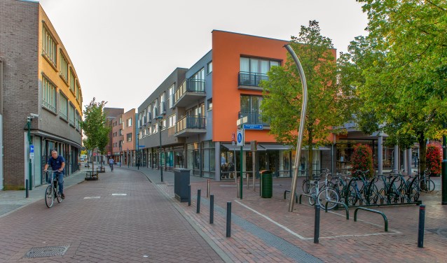 Gemeente en ondernemers hebben een oplossing gevonden voor het fietsparkeren in de straat.