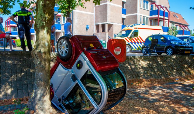 De brommobiel kwam op zijn kop terecht.
