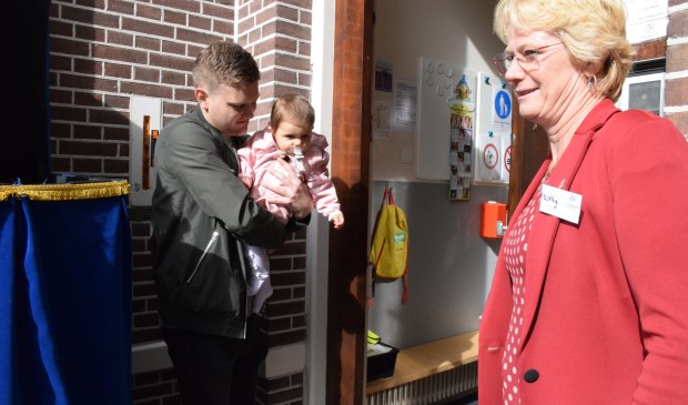 Nova en Arne de Haan hebben de nieuwe vestiging geopend, onder het toeziend oog van Willy Verweij.