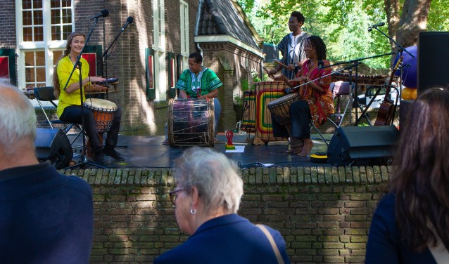 Muziek bij het Brinkhuis.