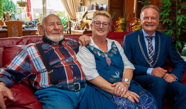 Joop en Ans samen met de burgemeester op de bank.