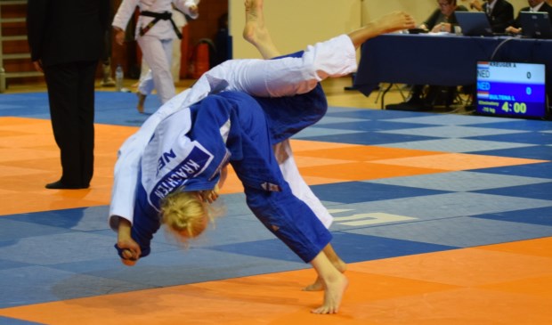Nadiah, in het blauwe pak, strijdt om kwalificatie voor het NK.