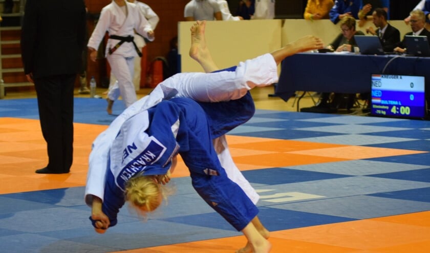 Nadiah, in het blauwe pak, strijdt om kwalificatie voor het NK.