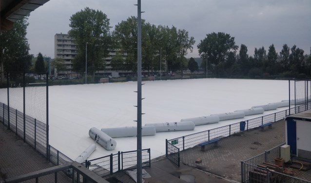 Het veld kleurt nog niet groen.