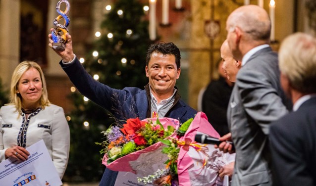 Amin Usman toont de businessaward 2018.