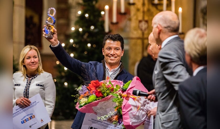 Amin Usman toont de businessaward 2018.