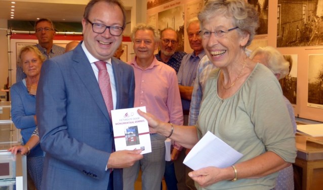 Het eerste boekje was voor burgemeester Roland van Benthem.