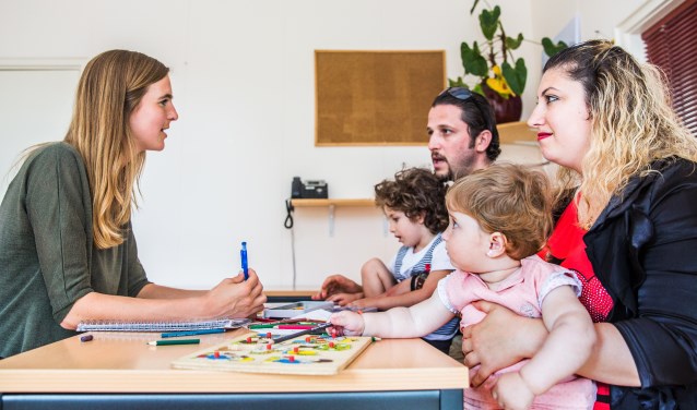 De vrijwilligers van Vluchtelingenwerk helpen nieuwkomers met al het regelwerk.