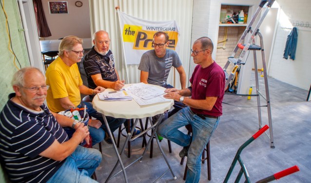 Het bouwteam van The Pride was vorige week zaterdag nog druk bezig. Tweede van rechts voorzitter Erwin van Wengen.