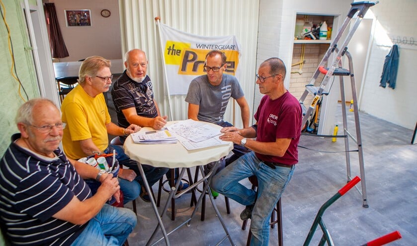 Het bouwteam van The Pride was vorige week zaterdag nog druk bezig. Tweede van rechts voorzitter Erwin van Wengen.