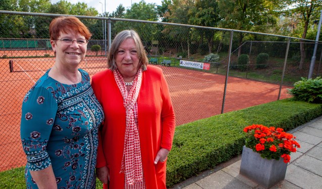 Links voorzitter Mieke Bos met Helen Knoop, een van de oprichters van de club.