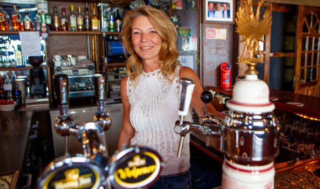 Cathy Burger staat met veel plezier in de buurtkroeg.