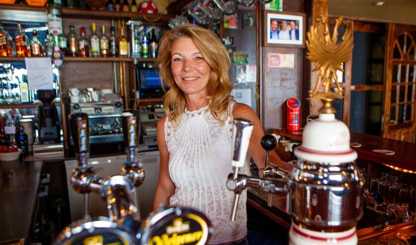 Cathy Burger staat met veel plezier in de buurtkroeg.