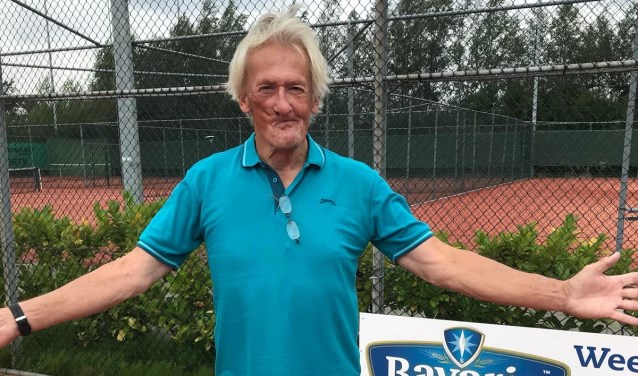 Ton Bartling ging vanuit het ziekenhuis direct naar de tennis voor een overwinningsfoto.